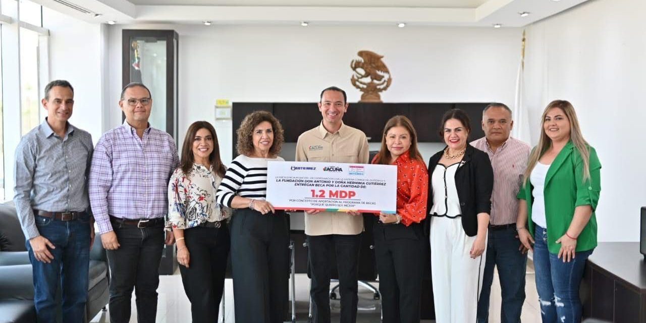 Recibe Emilio de Hoyos donativo para becas