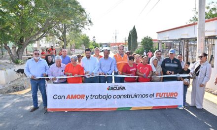 Emilio de Hoyos entrega obras de pavimentación por 2 mdp