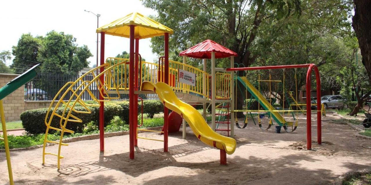 Instalan juegos infantiles y ejercitadores en el Parque Fundadores
