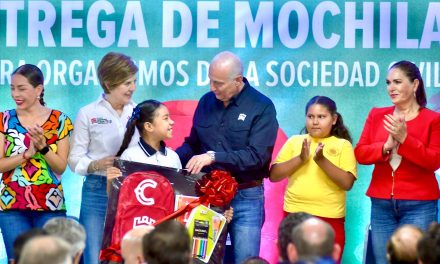 Román Cepeda entrega mochilas a organismos de la sociedad civil