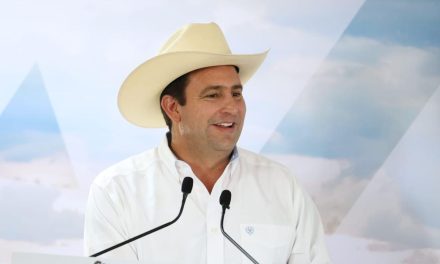 Lleva Javier Díaz más apoyos al campo saltillense