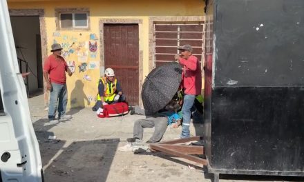 Albañil recibe descarga eléctrica  y cae de 10 metros en la colonia Zaragoza