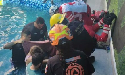 Rescatan a niña de 4 años atrapada en la tubería de una alberca en Guadalupe