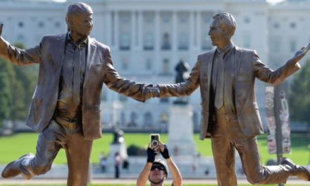 Aparece estatua de Trump y Epstein como protesta artística en Washington
