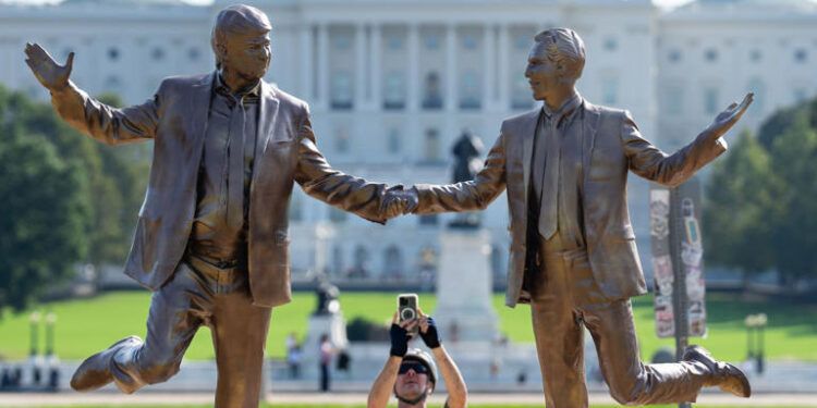 Aparece estatua de Trump y Epstein como protesta artística en Washington