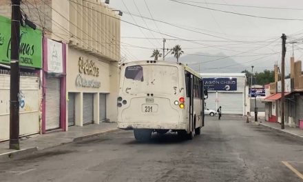 Todavía circulan unidades contaminantes en Saltillo