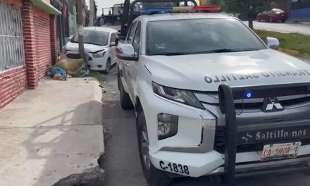 Auto avanza solo y mujer resulta lesionada al intentar detenerlo en la colonia Hidalgo