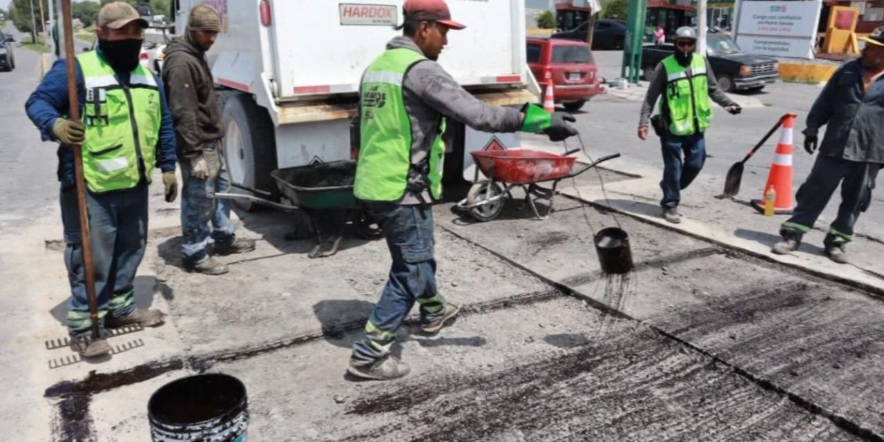 El ayuntamiento repara el pavimento en el boulevard Enrique Martínez