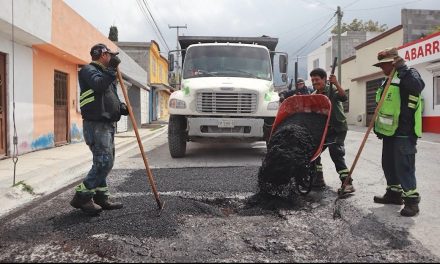 Saltillo: Refuerzan labores de bacheo con aplicación de sella grietas