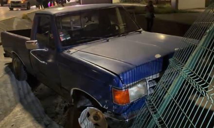 Camioneta termina en un canal pluvial en El Sarape