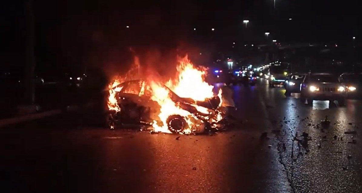 Saltillo: Lo salvaron de morir calcinado, se incendió su auto tras chocar