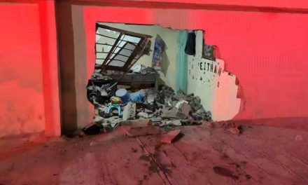 Saltillo:  Casi se va ‘hasta la cocina’; hombre estrelló su camioneta contra una casa