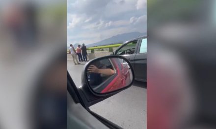 Civiles salvan a hombre de arrojarse de un puente vehicular en Saltillo