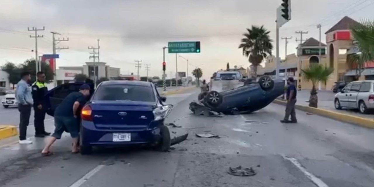 Conductor se queda dormido al volante y provoca volcadura en bulevar Eulalio Gutiérrez