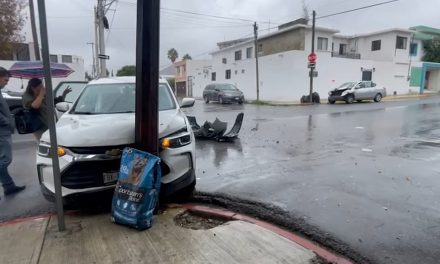 Conductora provoca múltiple choque al circular en sentido contrario en Saltillo