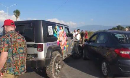Conductor en estado inconveniente provoca caos y múltiples choques en Saltillo