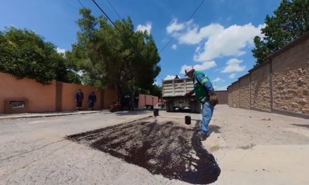 Continúa municipio obras de bacheo en la colonia Lomas de Lourdes