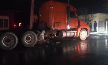 Tráiler deja sin luz a todo un sector en Saltillo