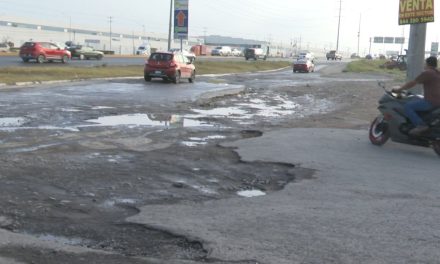Destrozada la vialidad a la entrada de la colonia Gaspar Valdés en Saltillo