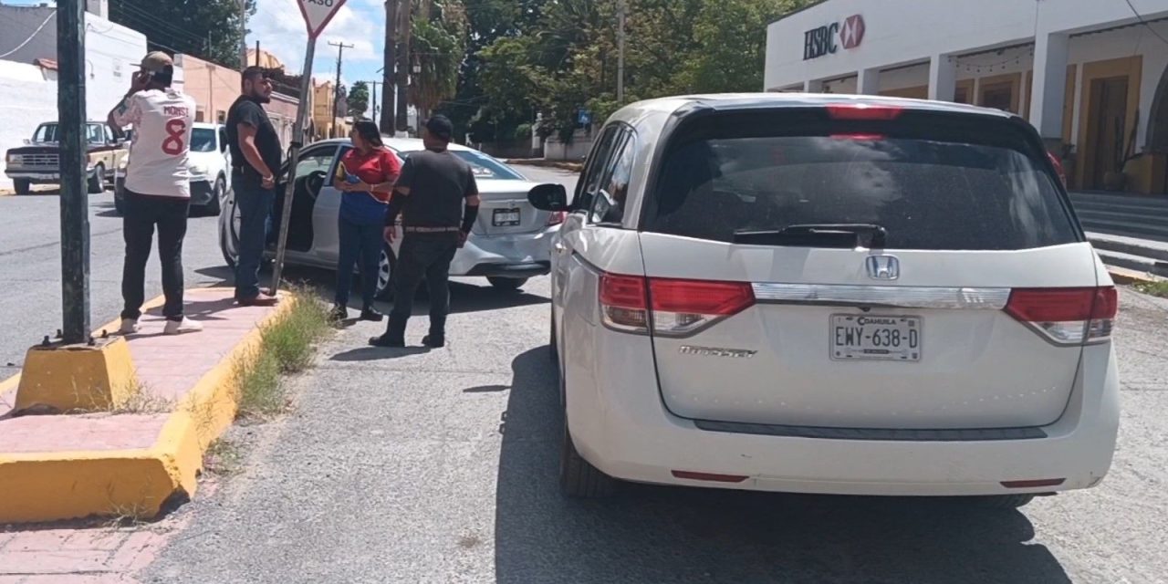 Distracción al volante deja taxi dañado en el centro de Parras