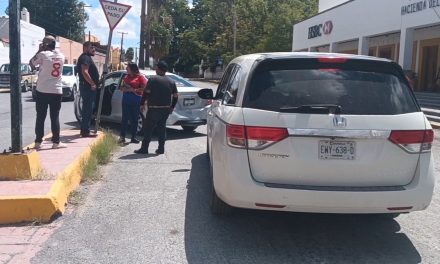 Distracción al volante deja taxi dañado en el centro de Parras