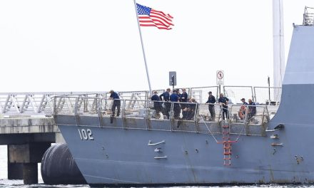 Estados Unidos hunde barco con drogas procedente de Venezuela, informa Trump