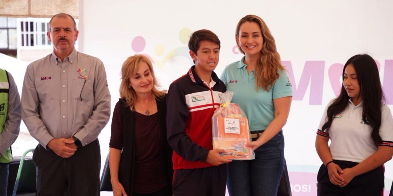 Entrega Luly López útiles escolares
