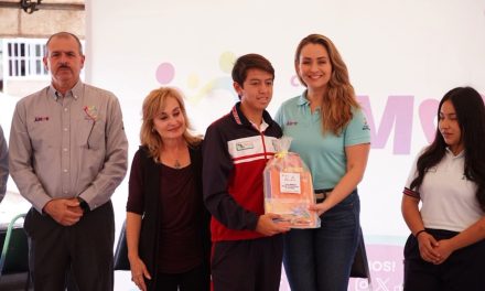 Entrega Luly López útiles escolares