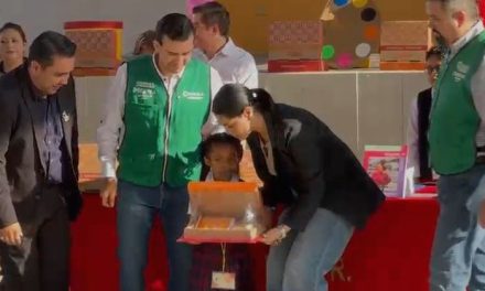 Alumnos de la primaia Rubén Moreira Cobos reciben útiles escolares