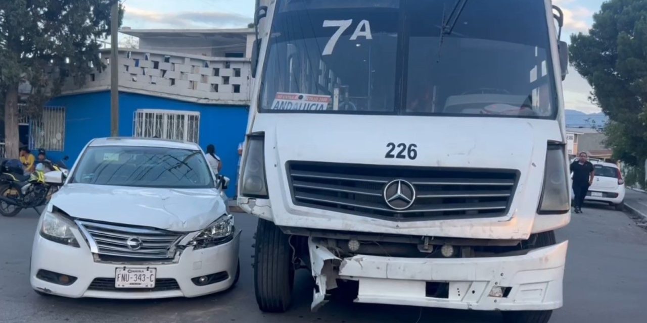Transporte ignora alto y causa accidente en la Satélite Norte