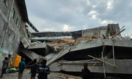Internado se derrumba en Indonesia mientras estudiantes rezaban