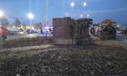 Tractocamión intenta ganarle el paso al tren y termina siendo impactado en Saltillo