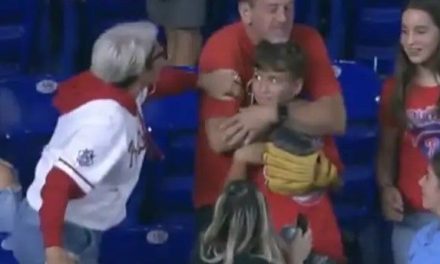 Ella es la ‘Karen de Filadelfia’; la mujer que le quitó una pelota a un niño en un juego de Grandes Ligas