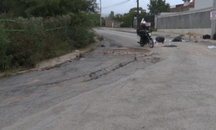 La calle Cumbres de Lomas de Lourdes está semidestruida