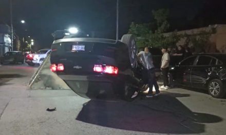 Saltillo: Conductor termina tras las rejas luego de chocar dos autos estacionados y volcar al sur