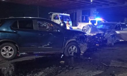Saltillo: Durante la madrugada joven se pasa el rojo y provoca fuerte accidente en Periférico