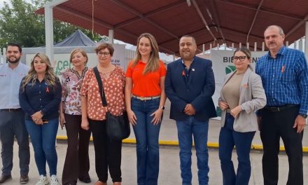 Lleva Luly López útiles escolares a alumnos del CECyTEC Derramadero