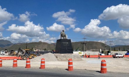Inicia retiro del monumento a Vito Alessio Robles en Saltillo