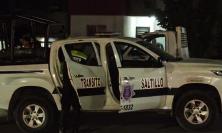 Motociclista termina lesionado tras impactarse contra grúa en Saltillo