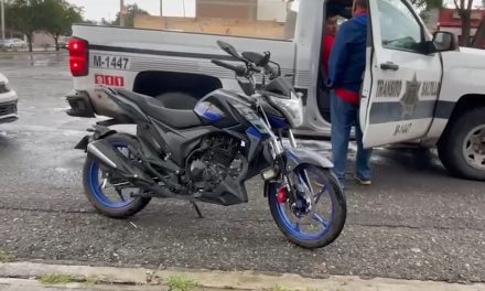 Motociclista resulta con fractura tras ser embestido por una camioneta