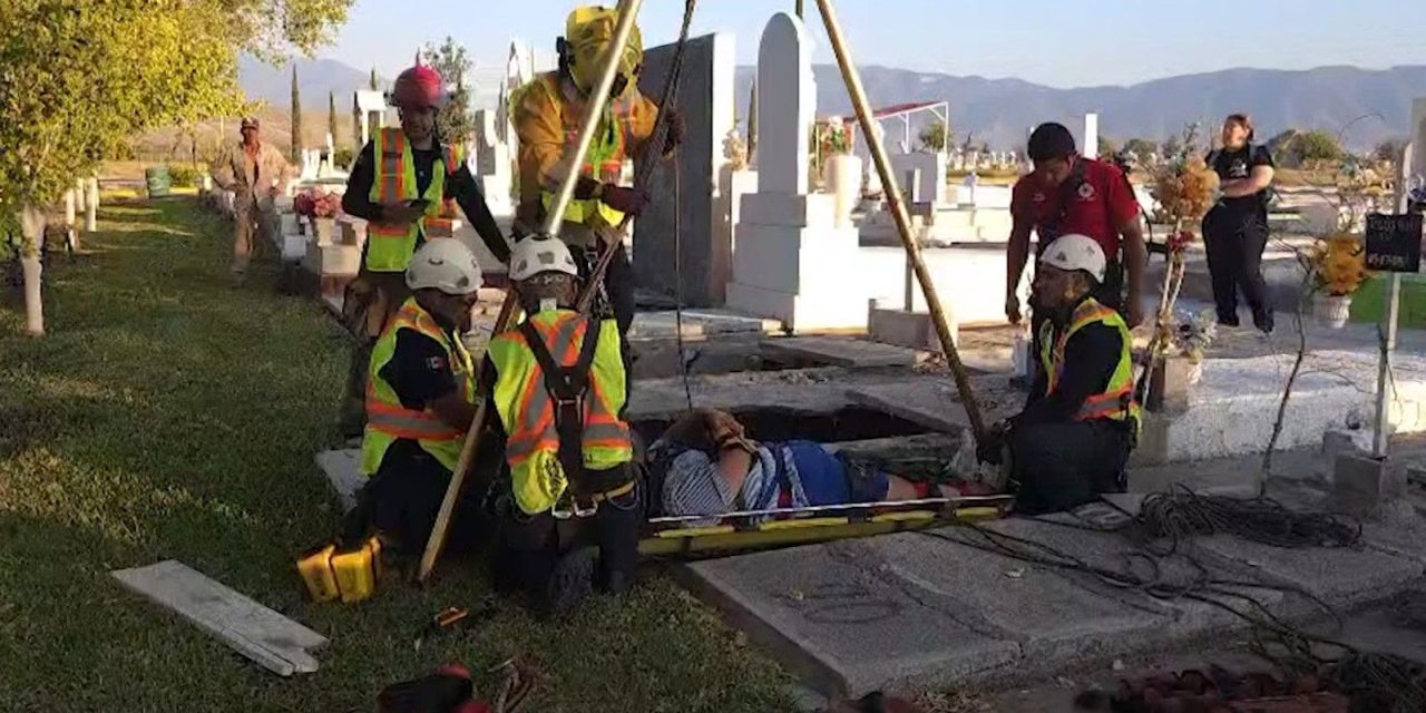 Saltillo: Mujer cae en fosa del panteón y moviliza a cuerpos de rescate