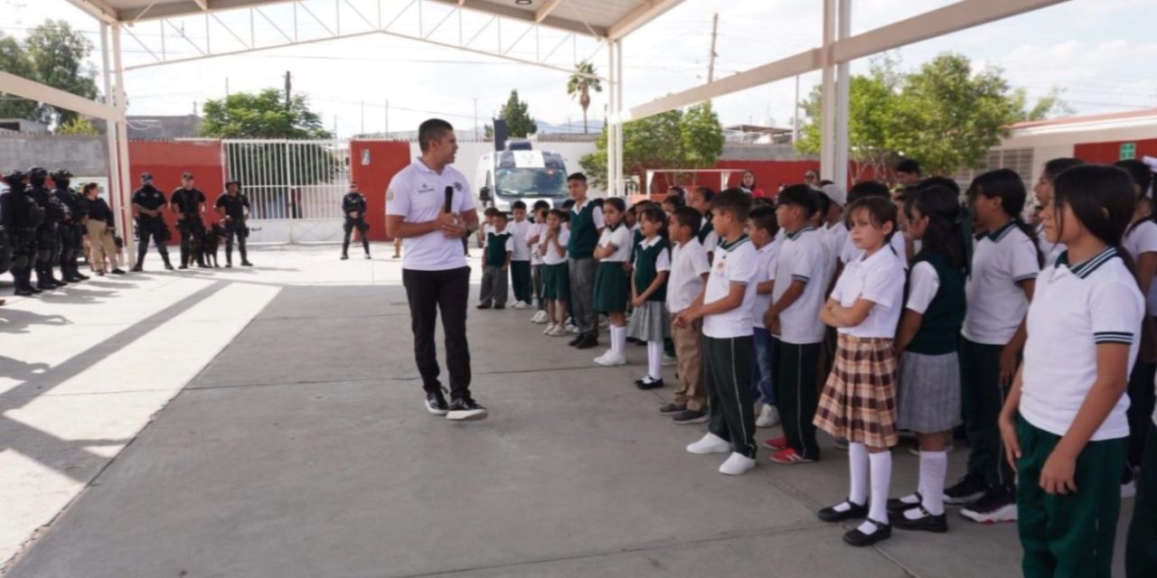 Obsequian policías de Saltillo decenas de mochilas a niños de primaria