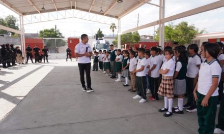 Obsequian policías de Saltillo decenas de mochilas a niños de primaria
