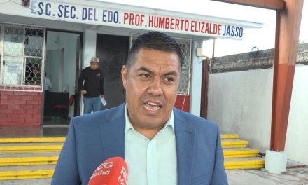 Saltillo: Padres de familia y docentes reconocen al director de la secundaria Humberto Elizalde