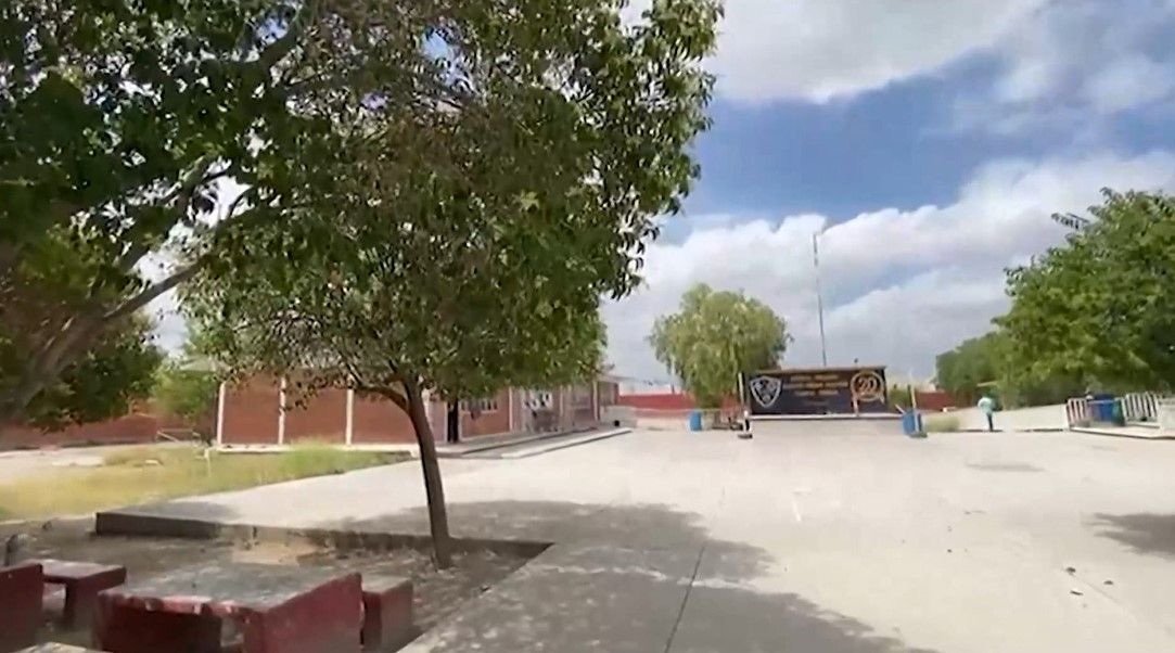Saltillo: Escuela alberga maleza y panales, padres de familia temen alguna picadura.