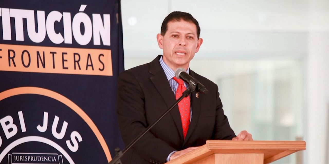 Rector UAdeC entrega mobiliario en la Facultad de Jurisprudencia