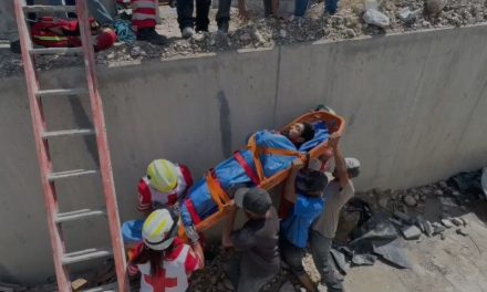 Rescatan a hombre que cayó a canal pluvial en Saltillo