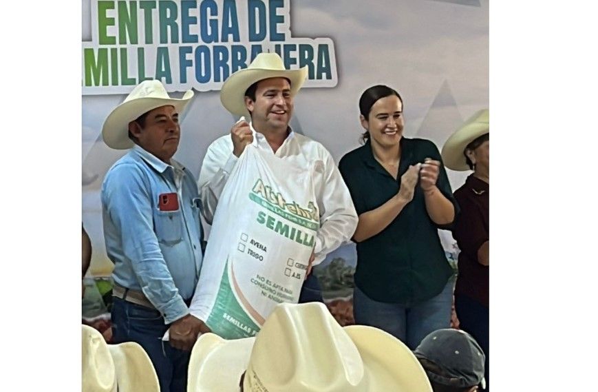 Entrega Javier Díaz 80 toneladas de semillas a ejido de Saltillo