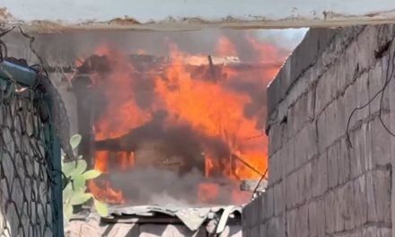 Se registra voraz incendio en un tejabán de la colonia González Norte