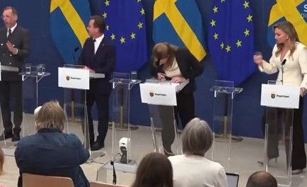 Ministra de Salud de Suecia pierde el conocimiento en rueda de prensa (video)